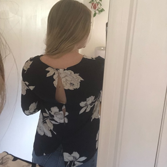 Dynamite blouse with bell sleeves - Picture 4 of 6